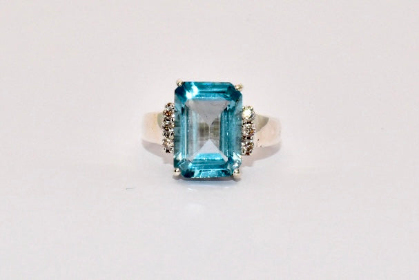 Premium Grade natural Aquamarine ring with a delicate tropical blue colour, set in 925 silver.