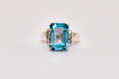 Premium Grade natural Aquamarine ring with a delicate tropical blue colour, set in 925 silver.