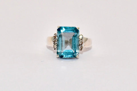 Premium Grade natural Aquamarine ring with a delicate tropical blue colour, set in 925 silver.